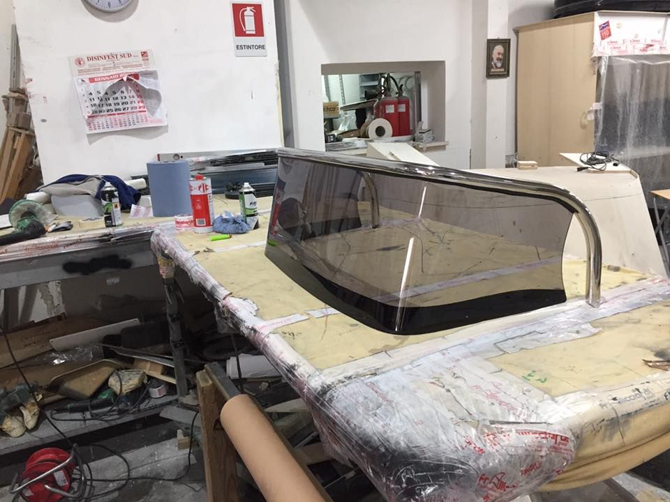 Parabrezza termoformato in metacrilato colato con profilo in acciaio